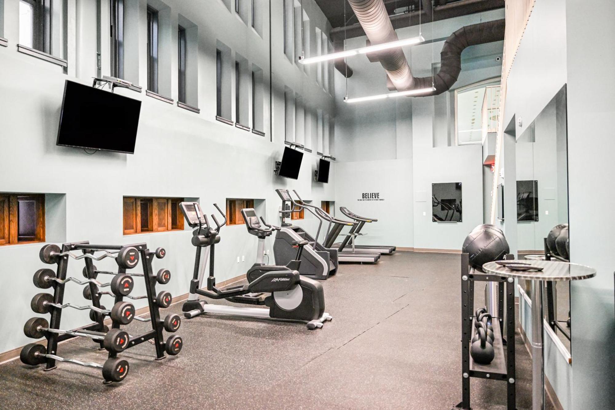 Heart Of Dt With Free Pool & Steam Plus Gym Luxe 812 Кливланд Екстериор снимка