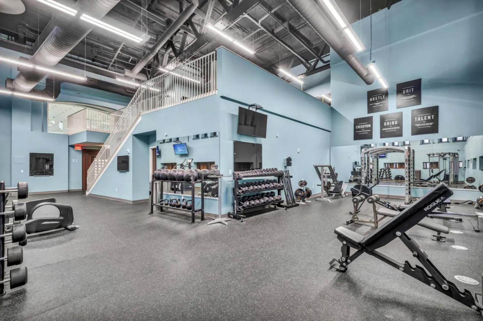 Heart Of Dt With Free Pool & Steam Plus Gym Luxe 812 Кливланд Екстериор снимка
