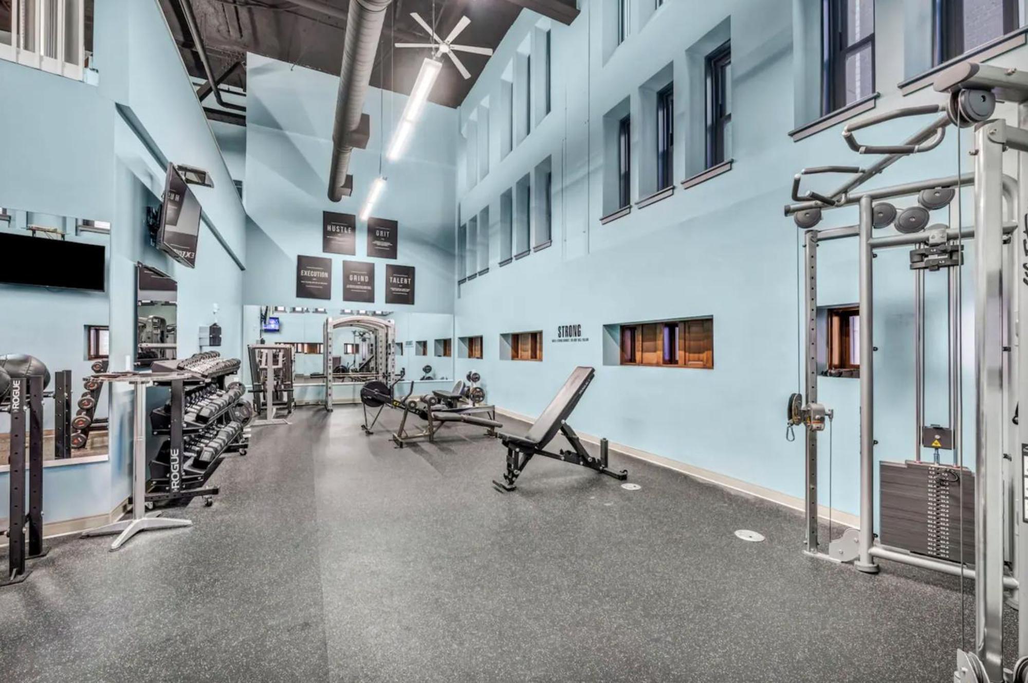 Heart Of Dt With Free Pool & Steam Plus Gym Luxe 812 Кливланд Екстериор снимка