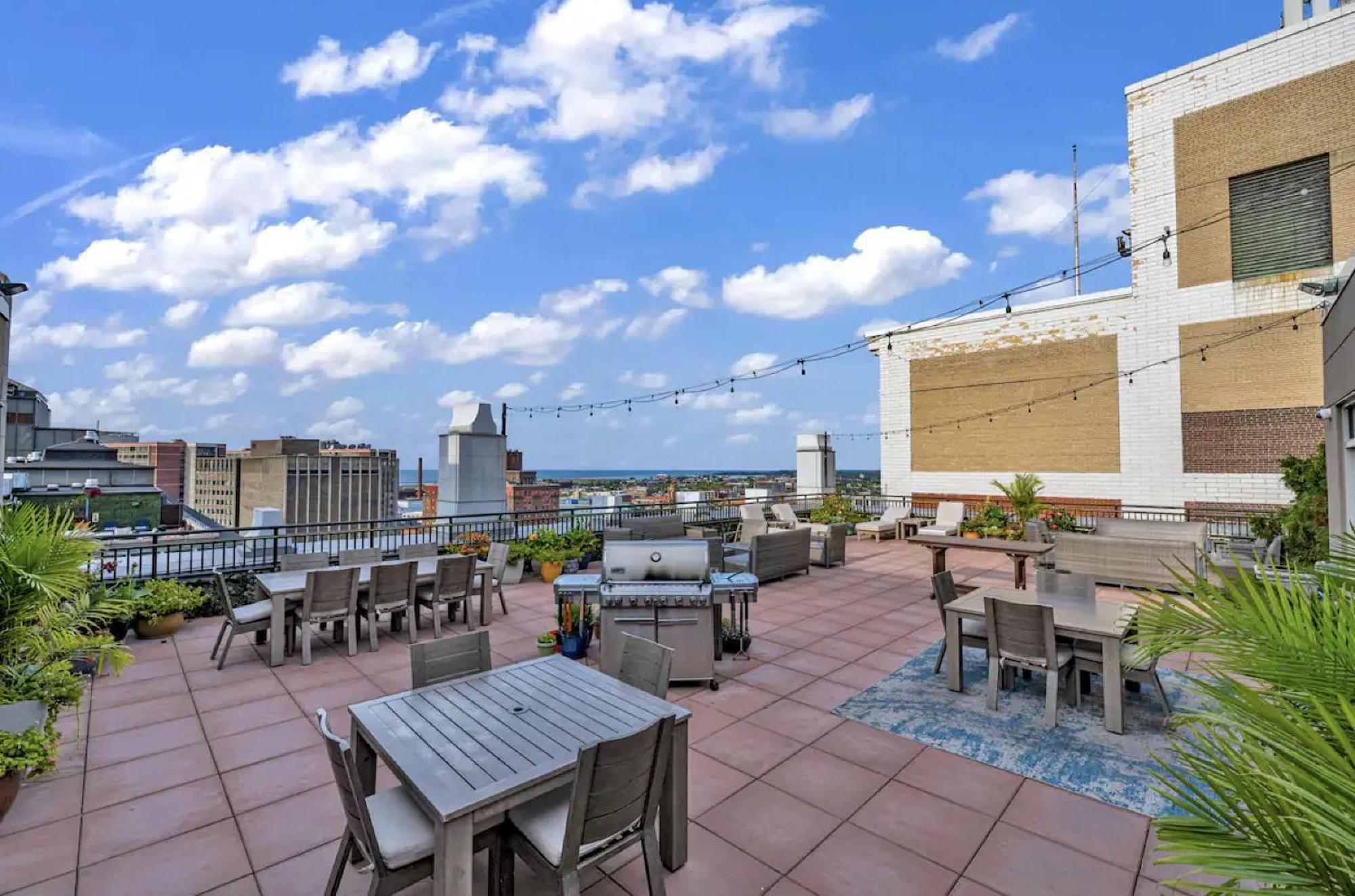Heart Of Dt With Free Pool & Steam Plus Gym Luxe 812 Кливланд Екстериор снимка