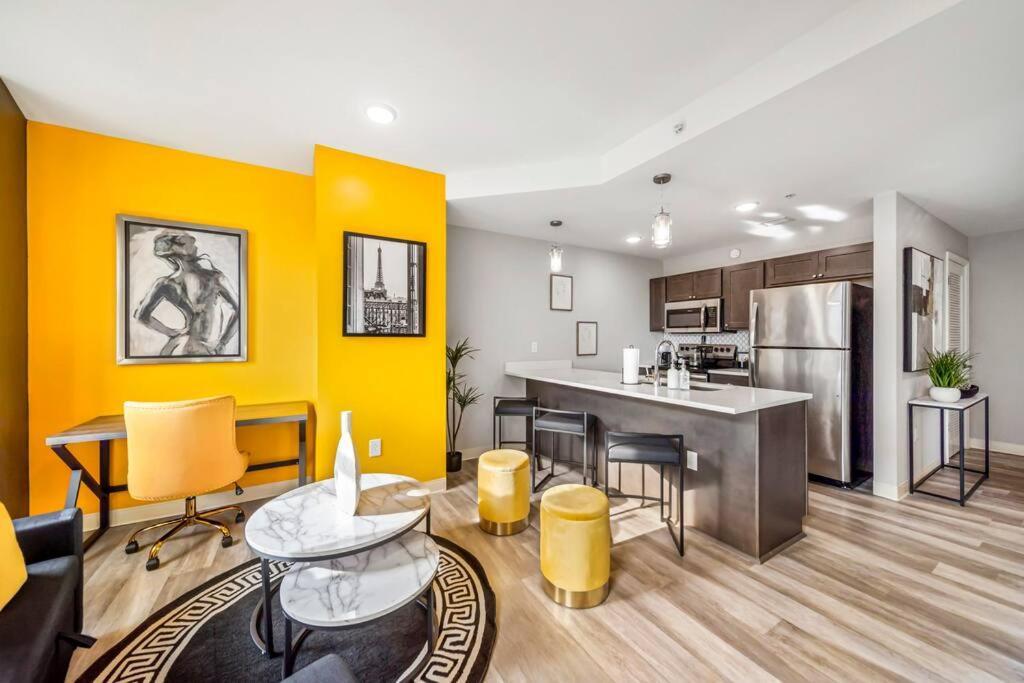 Heart Of Dt With Free Pool & Steam Plus Gym Luxe 812 Кливланд Екстериор снимка