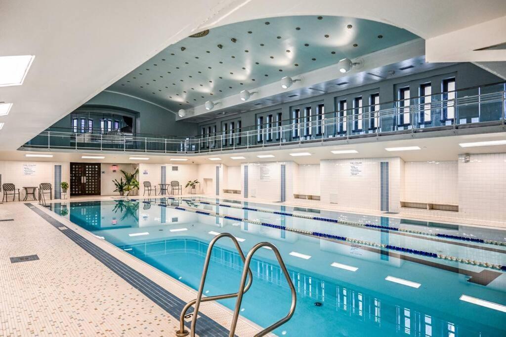 Heart Of Dt With Free Pool & Steam Plus Gym Luxe 812 Кливланд Екстериор снимка